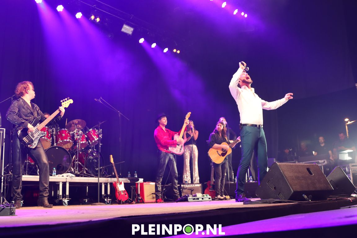 BOUKE & THE ELVIS MATTERS BAND    (24)